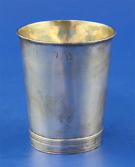 A William III silver beaker, 102 grams.